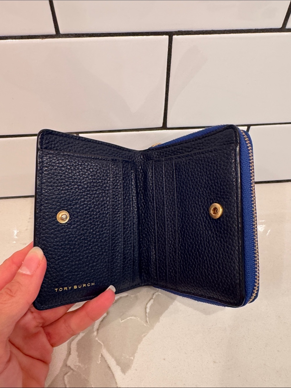 Tory Burch McGraw floral bi-fold wallet in blue tea rose border - Picture 5 of 7